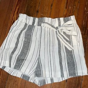 Boutique flowy shorts with pockets, size large.